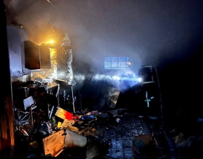 14 человек тушили пожар в гараже в Мурманске