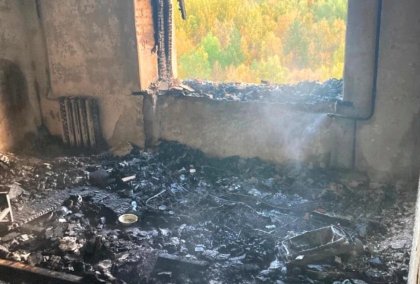 Следком ведет проверку: мертвого мужчину нашли в сгоревшей квартире в Туломе