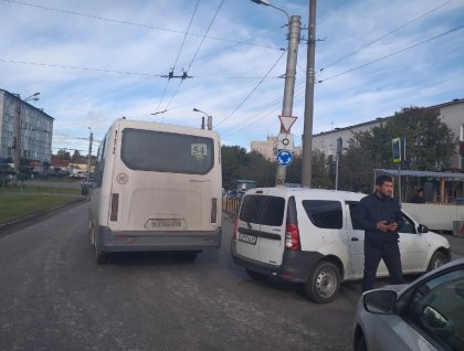 Из-за аварии большая пробка у областной больницы в Мурманске