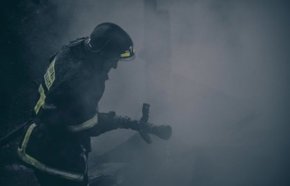 Пострадал офис из-за горящего подвала в центре Мурманска
