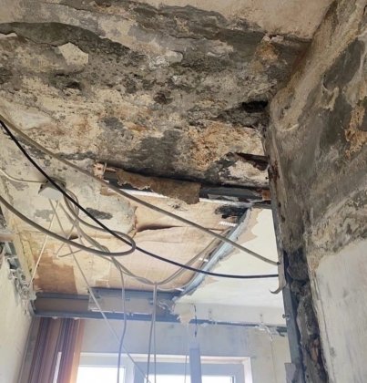 Гнилой потолок может обрушиться на головы жильцов в Мурманске