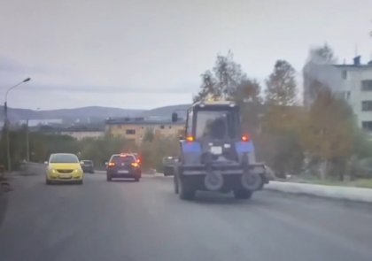 Трактор врезался в машины в Мурманске