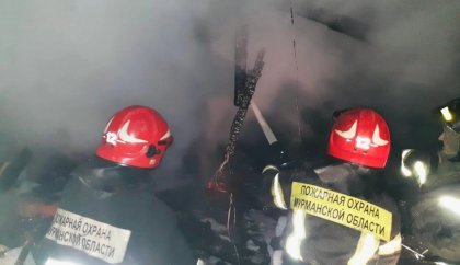 Сгорели гараж с машиной в Мурманске