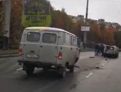 "Буханка" и иномарки попали в аварию на Кольском в Мурманске