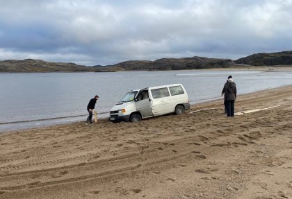 Увяз в песке микроавтобус на пляже в Териберке