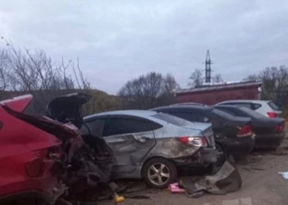 Восемь припаркованных машин повредила иномарка в Североморске