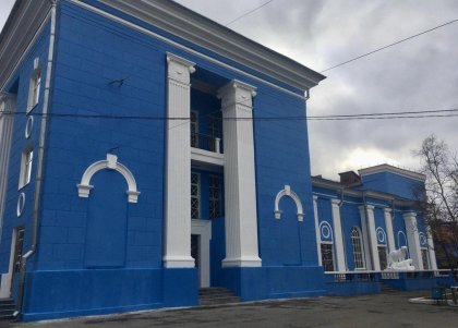 Завершается монтаж подсветки фасада ДК Моряков в Мурманске