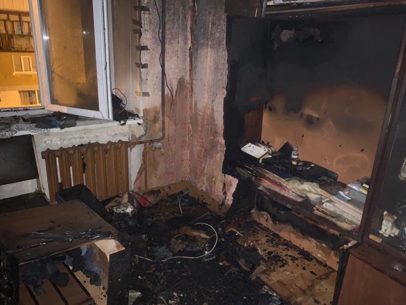 Отравился дымом жилец квартиры при пожаре в Молочном