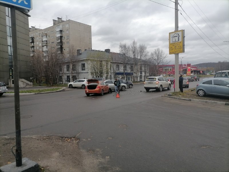 ДТП из трех авто заблокировало дорогу в центре Мурманска