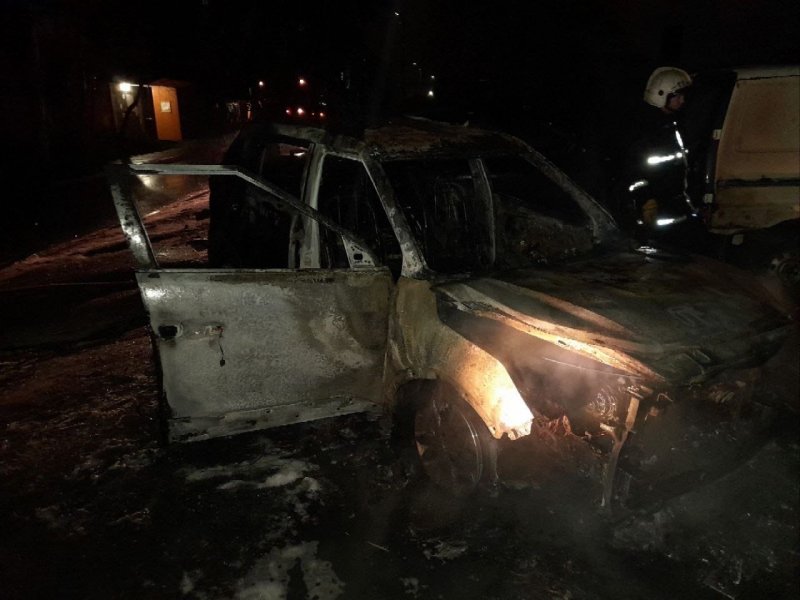Из-за горящего Hyundai пострадал соседний Renault Duster в Мурманске
