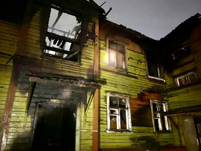 Всю ночь тушили горящую «деревяшку» в Мурманске