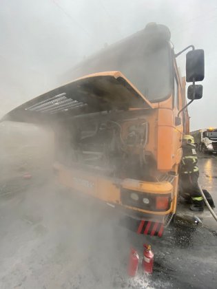 Загорелся грузовик возле автобусной остановки в Кировске