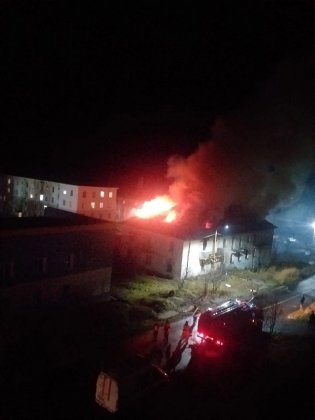 Пламя повредило крышу здания в Полярном