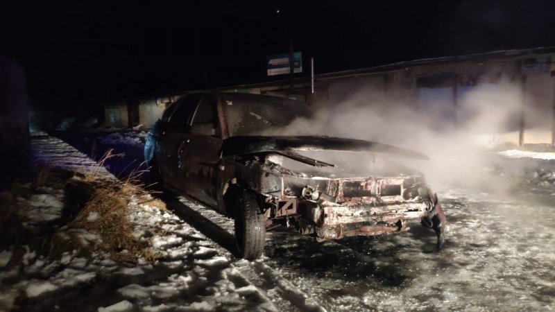 Сгорела часть машины при пожаре в гараже в Никеле