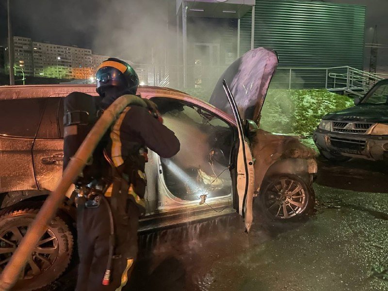 Обгорели внедорожник в Мурманске, частный дом — в Оленегорске