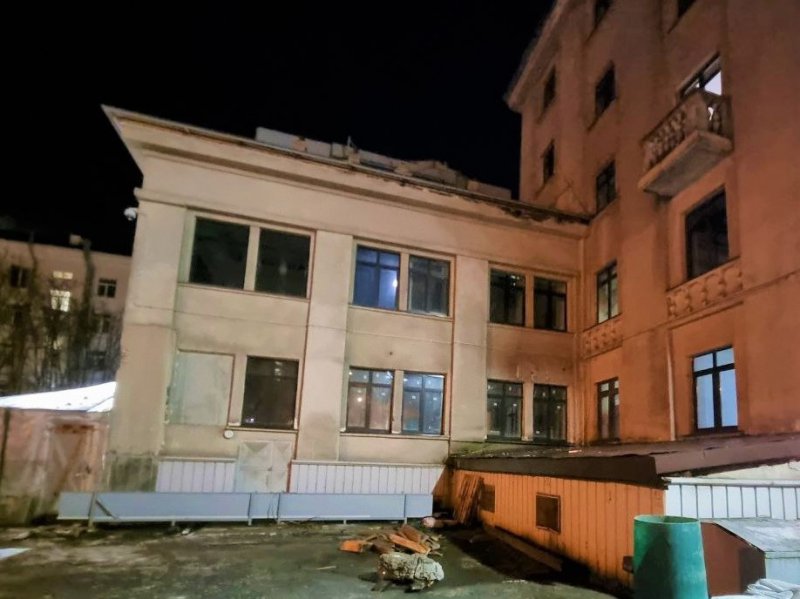 Упал с крыши трехэтажки ремонтник в Мурманске