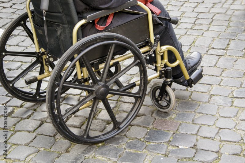 Инвалид-колясочник не может попасть домой в Заполярном