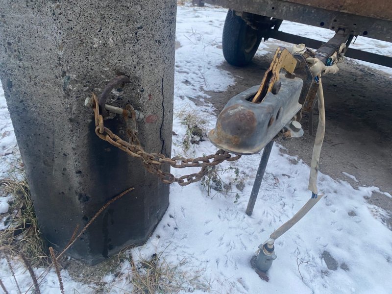 Приковал к столбу прицеп в Кандалакше