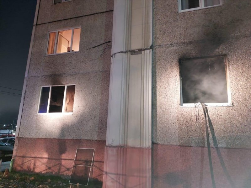 Спасли 8-летнюю девочку с верхнего этажа горящего дома в Североморске