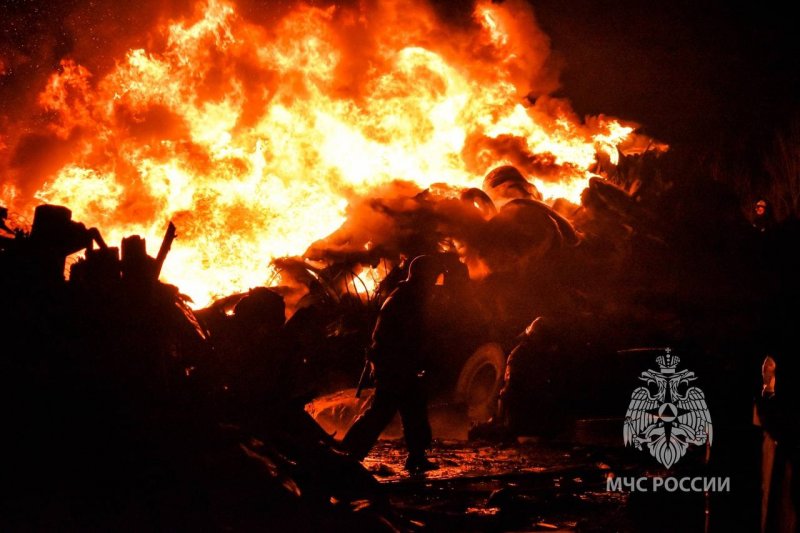 Почти сутки ликвидировали пожар на складе шин в Кильдинстрое