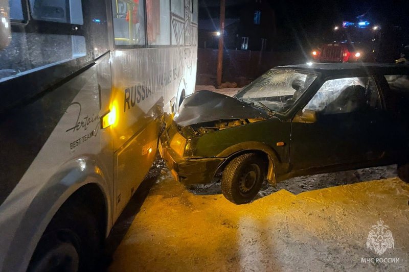 Легковушка врезалась в автобус в Ура-Губе