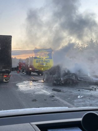 Погибли двое человек и сгорели машины в лобовой аварии неподалеку от Пушного