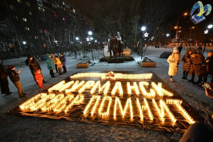 У памятника воинам Полярной дивизии на проспекте Героев-североморцев волонтеры выложили из свечей инсталляцию в виде Георгиевской ленты и фразу «Север помнит».