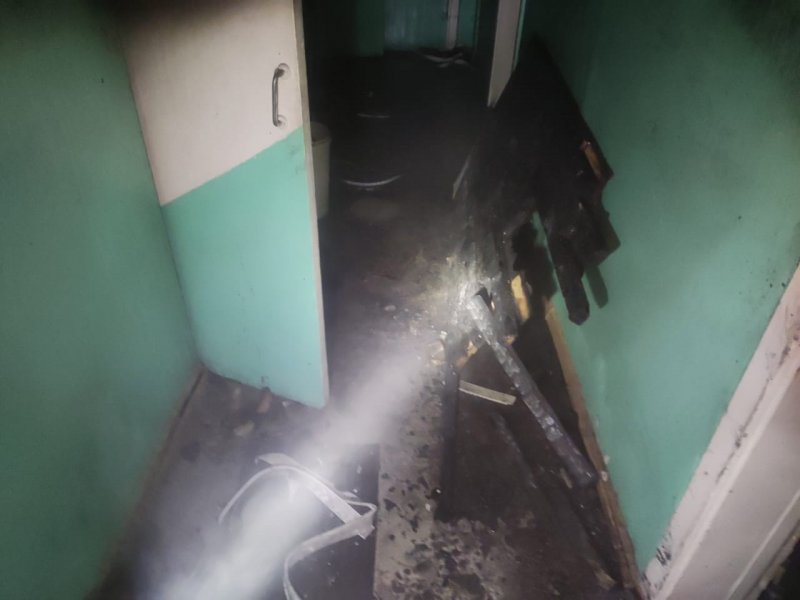 Горело общежитие: 20 жильцов эвакуировали в Ковдоре