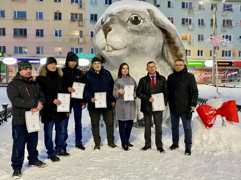 Снежный кролик произвел фурор: создателей наградили в Мончегорске
