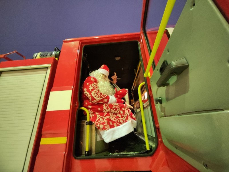 На пожарной машине Дед Мороз приехал к детям в Полярных Зорях
