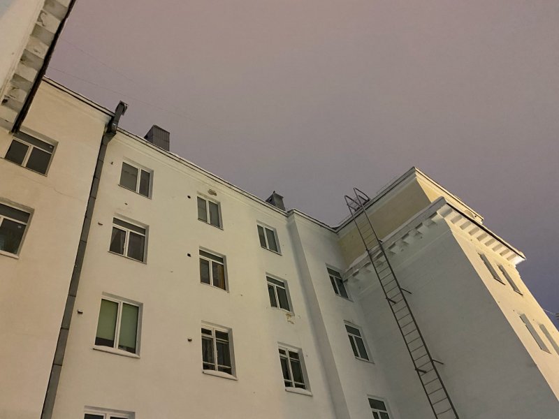 Чинят поврежденные ураганом крыши в Кировске