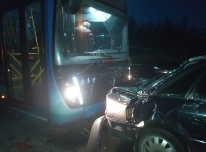 4 машины и автобус "собрались в паровозик" возле Росляково
