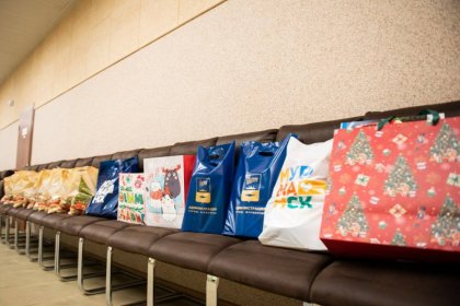 «28 декабря в шести отделениях «Мурманской областной детской клинической больницы» волонтеры поздравят детей и вручат собранные подарки», - рассказали в мэрии.