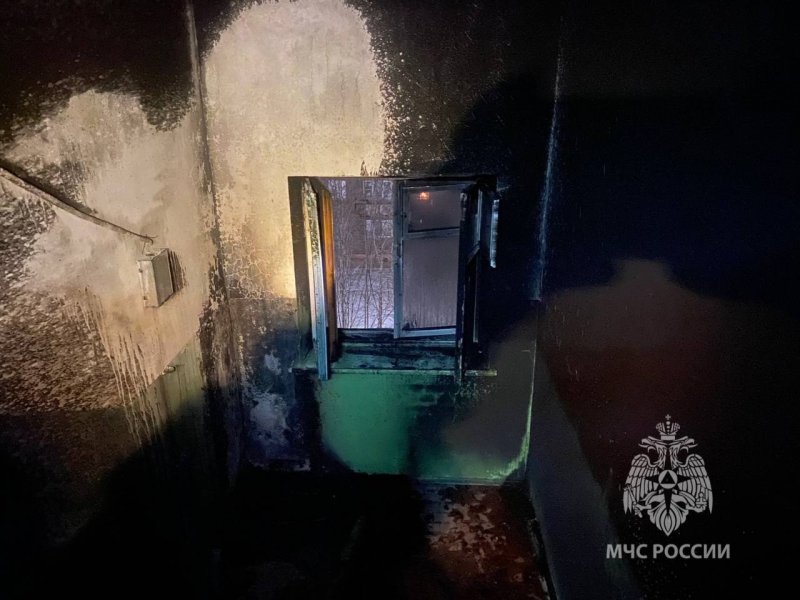 Эвакуировали жильцов дома из-за пожара на лестничной клетке в Мончегорске