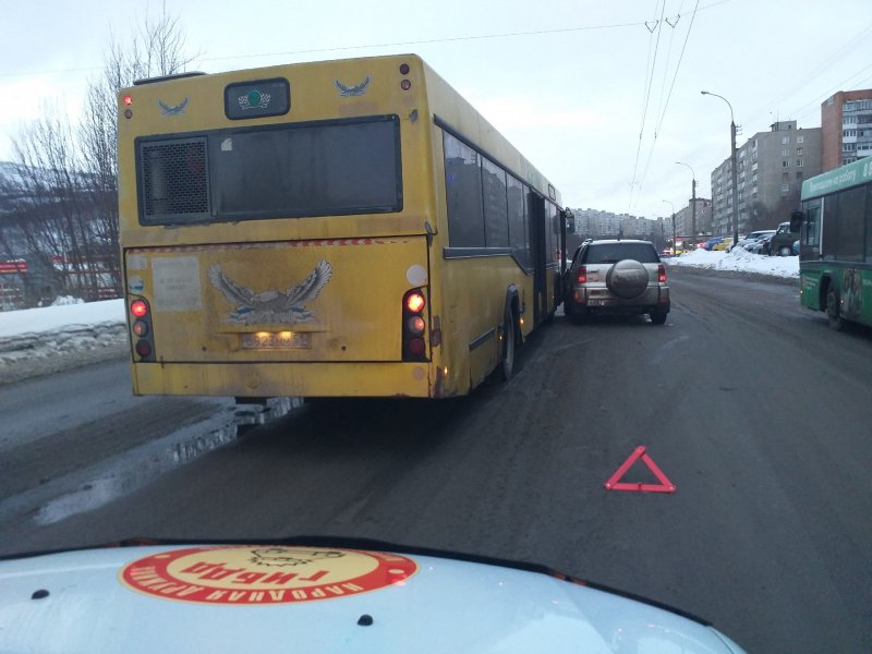 Автобус с пассажирами попал в ДТП в Мурманске