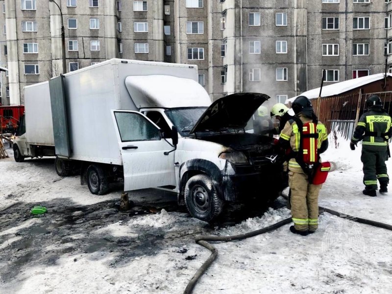 Фургон сгорел во дворе на Мира в Мурманске