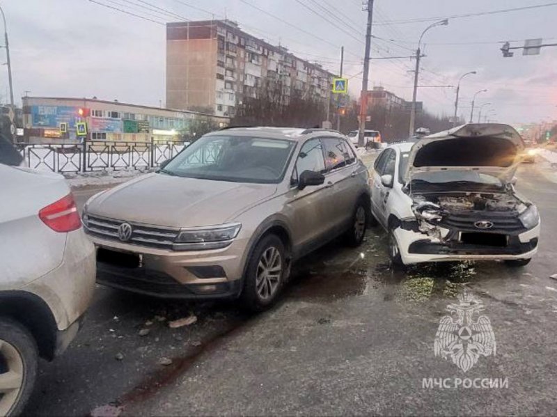 Столкнулись четыре машины: пострадали двое человек в Мурманске