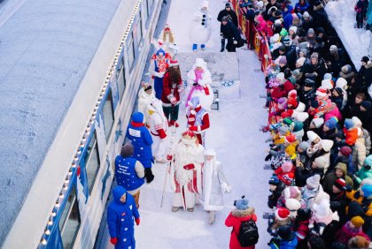Поезд Деда Мороза встретили мурманчане