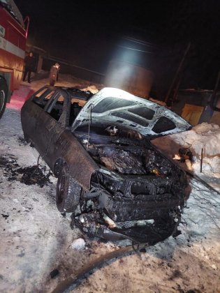 Сгорела машина в гараже в Заполярном