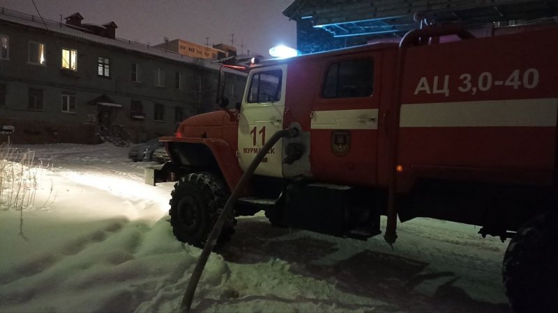 10 часов боролись с огнем пожарные в мурманской "деревяшке"