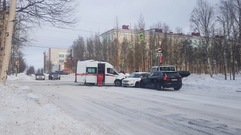 Машина скорой помощи попала в массовое ДТП в Мончегорске