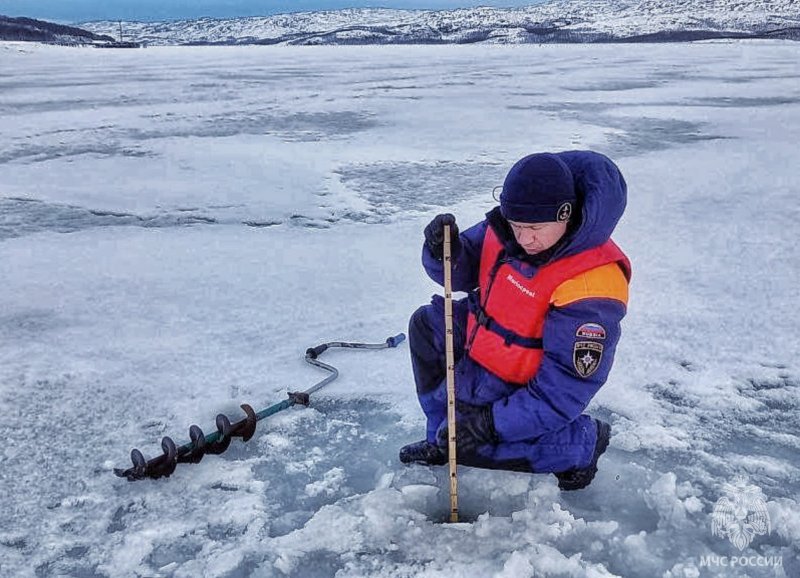 Измерили лед на популярных водоемах Мурманской области