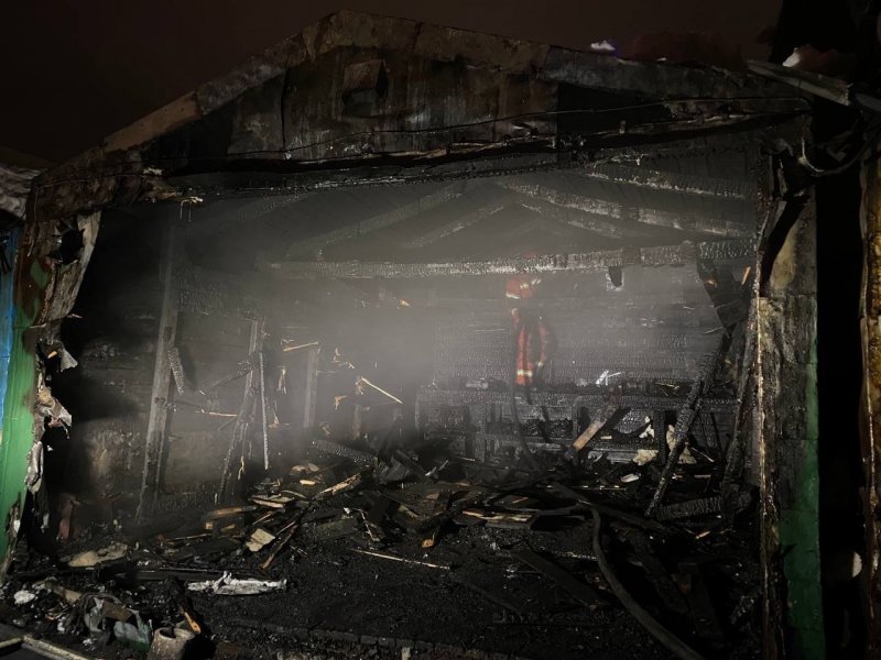 Внедорожник сгорел в гараже на Прибрежной в Мурманске