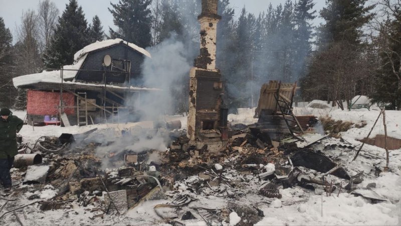 Четверо детей спаслись из горящего дома в Колвице