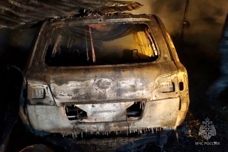 Сгорели пять гаражей и две машины в Североморске-3