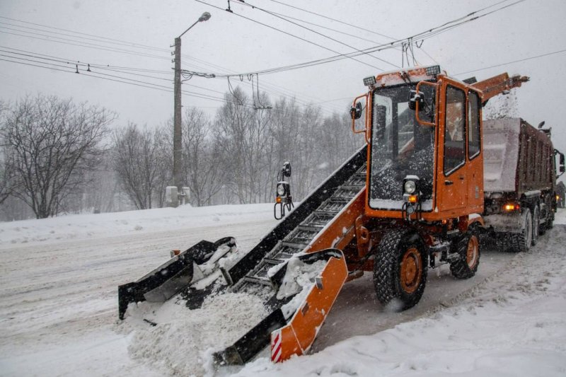 На треть больше спецтехники убирает сегодня от снега улицы Мурманска
