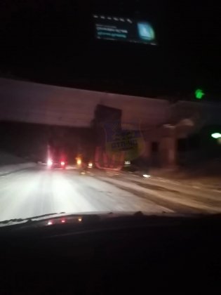 Самосвал врезался кузовом в опору моста в районе Лавны