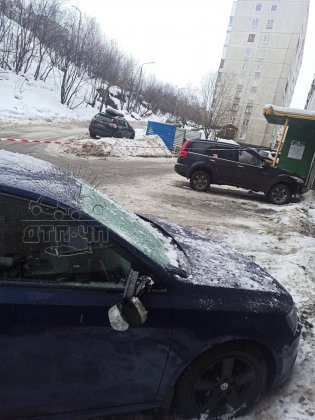 Снег «покалечил» десятки автомобилей в Мурманске