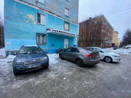 Снег «покалечил» десятки автомобилей в Мурманске