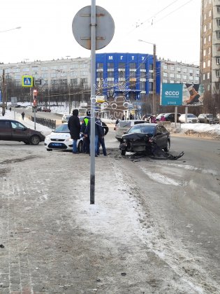 Из-за аварии большая пробка на Шмидта образовалась в Мурманске